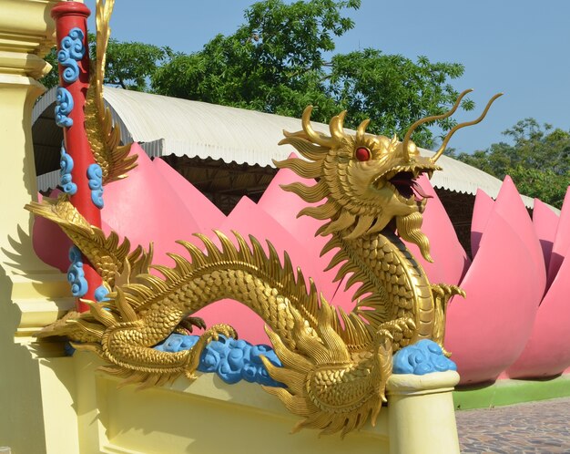 Estátua de dragão de estilo chinês