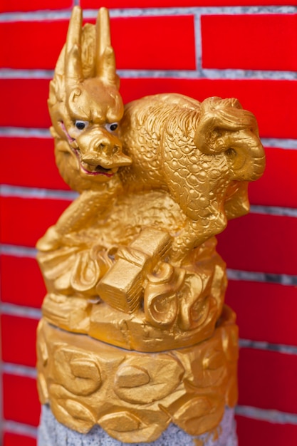 Estátua de dragão dourado closeup