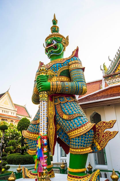 Estátua de Dvarapala, porta ou guardião do portão na entrada do templo Wat Arun em Bangkok, Tailândia