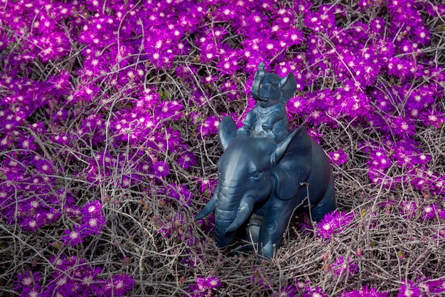 Estátua de elefante em um jardim