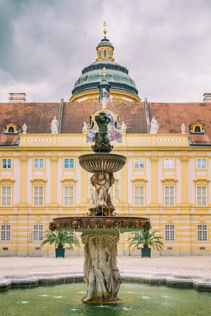 Foto estátua de fonte na frente do edifício