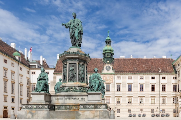 Estátua de Francis II Amorem Meum Populis Meis Emperor na praça do pátio em Hofburg Viena Áustria