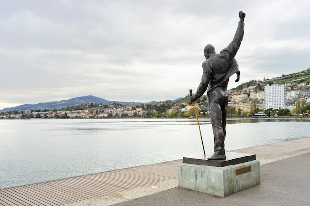 Estátua de Freddie Mercury perto da água