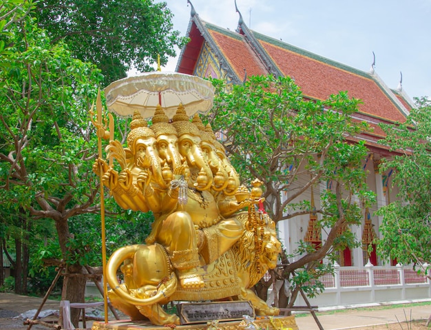 Estátua de ganesha dourada É reverenciada por quem a vê na religião é uma escultura de estilo asiático