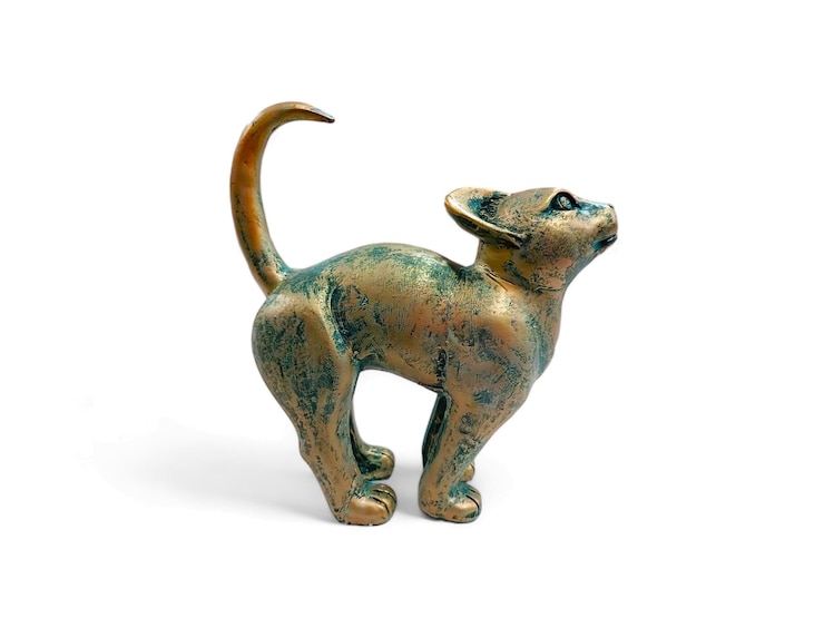 Foto estátua de gato em miniatura em fundo branco