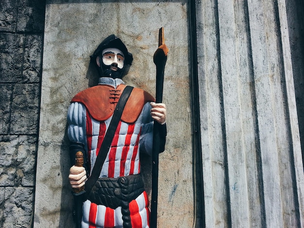 Foto estátua de guarda na parede histórica