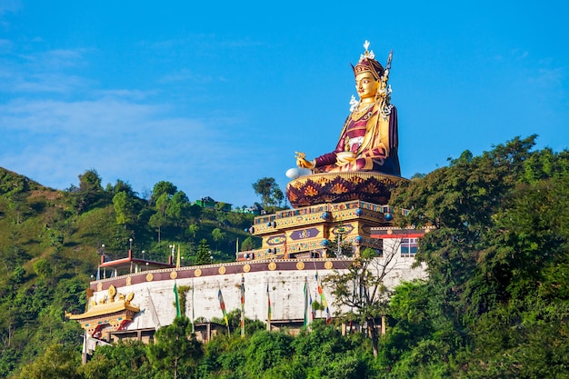 Foto estátua de guru padmasambhava em rewalsar índia