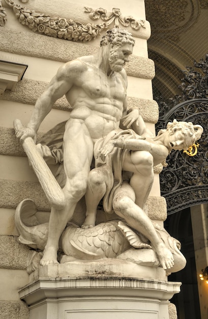 Foto estátua de hércules do lado de fora do palácio hofburg, em viena, áustria, mostrando como ele cumpre os lendários trabalhos de hércules