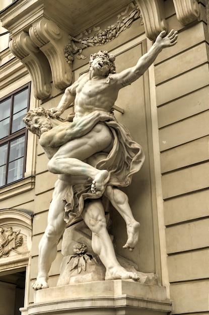 Foto estátua de hércules do lado de fora do palácio hofburg, em viena, áustria, mostrando como ele cumpre os lendários trabalhos de hércules