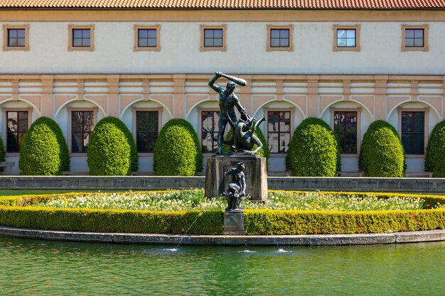 Estátua de hércules no meio de uma lagoa no jardim waldstein em praga, república tcheca