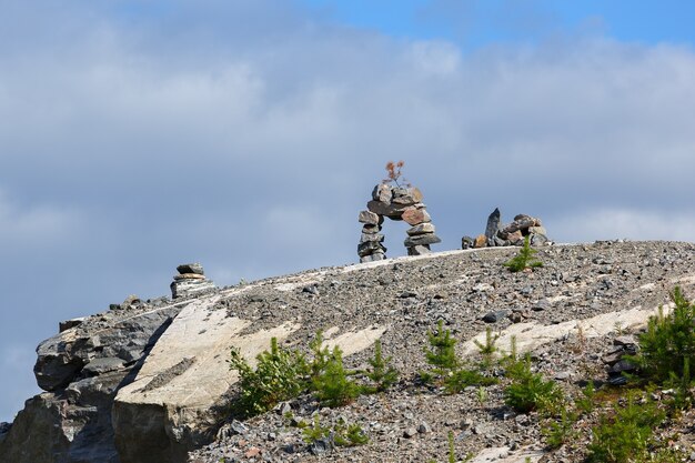 Estátua de inukshuk construída em pedra