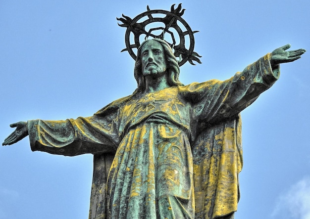Foto estátua de jesus cristo contra o céu