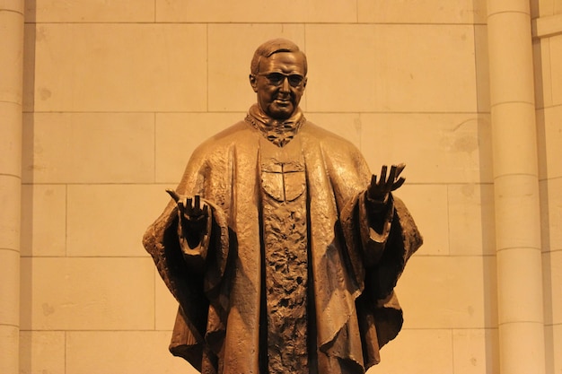 estátua de José Maria Escriva de Balaguer frounder do movimento católico do Opus Dei na igreja