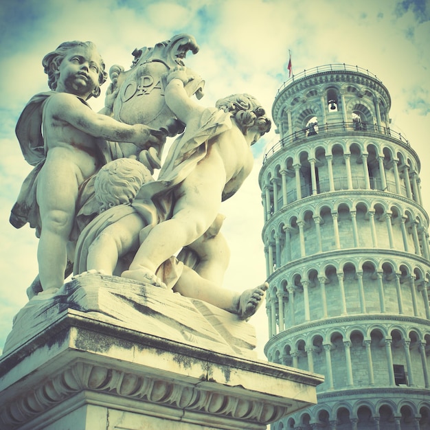 Estátua de La Fontana dei Putti e Torre Inclinada de Pisa, Itália. Imagem filtrada de estilo retro