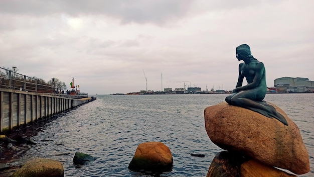 Estatua de la Sirenita em Copenhague