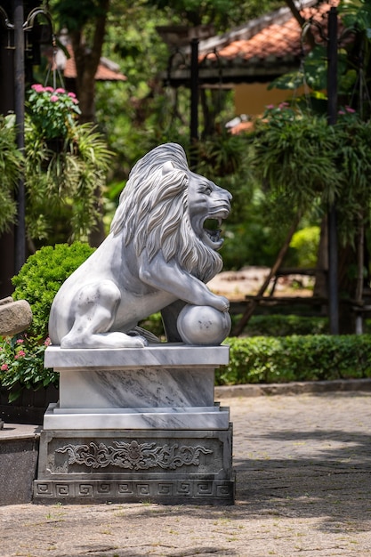 Estátua de leão branco de mármore no parque ao ar livre no jardim tropical, Vietnã. Fechar-se