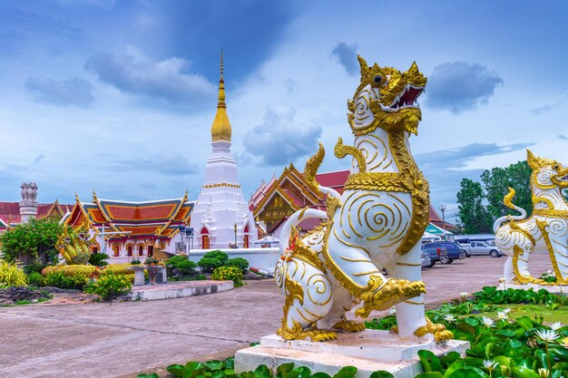 Estátua de leão branco tailandês em frente a Wat Phra que choeng chum sakon província de Nakhon Tailândia