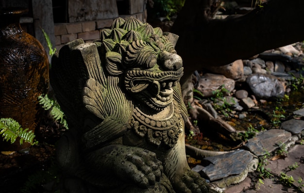 Foto estátua de leão de pedra de bali