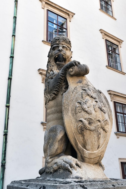 Estátua de leão no Palácio Real Hofburg em Viena Áustria