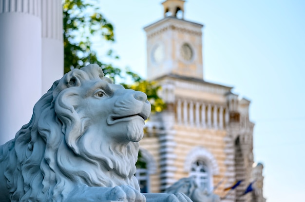 Estátua de leão perto do prédio do município em Chisinau