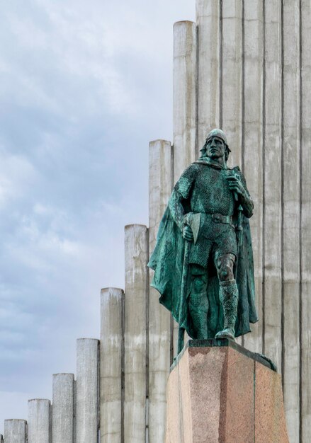 Estátua de Leif Erikson contra o céu nublado