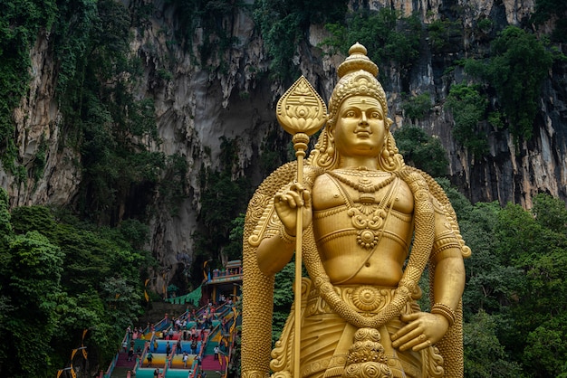 Estátua de lord muragan e entrada em cavernas de batu em kuala lumpur, malásia.