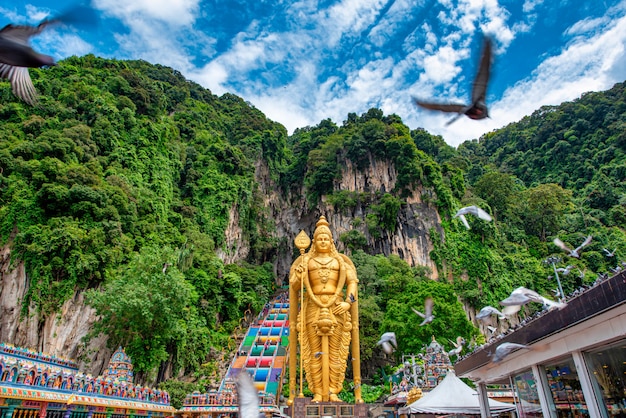 Estátua de Lord Muragan e entrada em cavernas de Batu em Kuala Lumpur, Malásia.