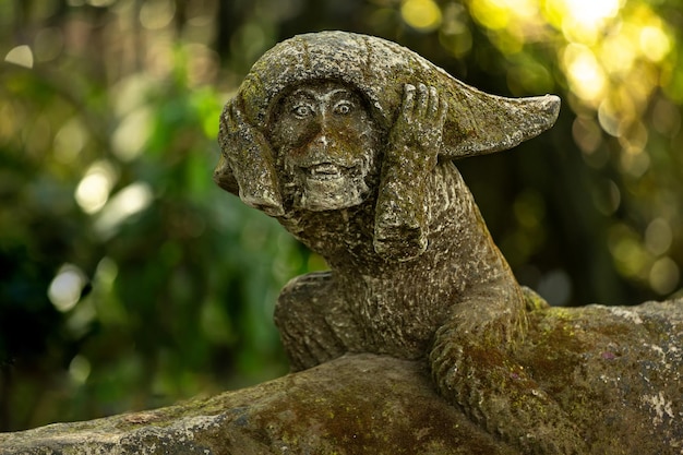 Estátua de macaco de pedra na reserva florestal de ubud bali indonésia