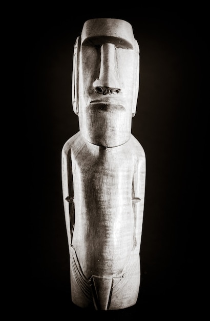 Estátua de madeira tradicional de uma moai da Ilha de Páscoa. Preto e branco.