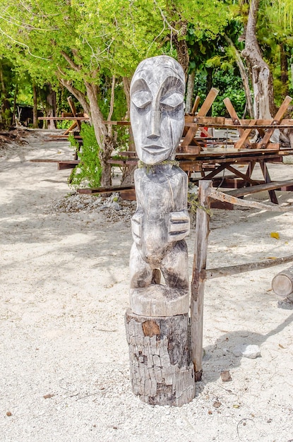 Estátua de madeira tropical Polinésia Francesa