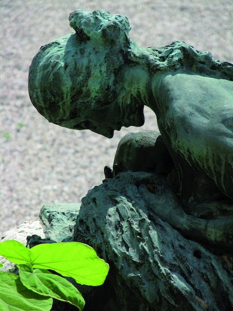 Foto estátua de mãe com filho no campo