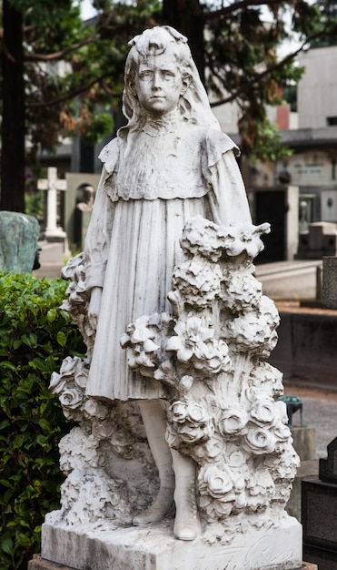 Estátua de mais de 100 anos. Cemitério localizado no norte da Itália.