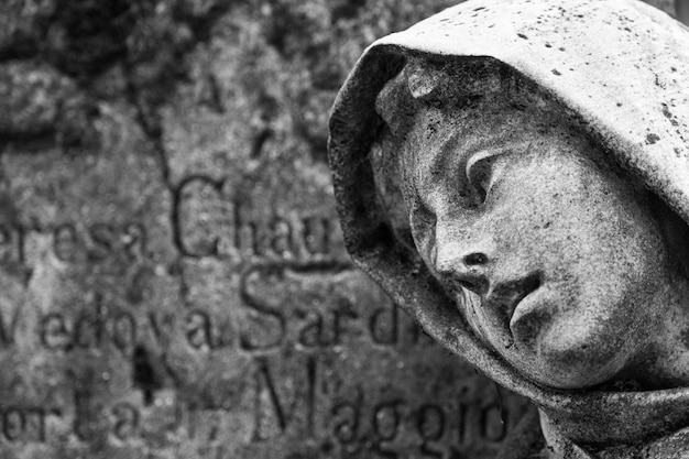 Estátua de mais de 100 anos. Cemitério localizado no norte da Itália.