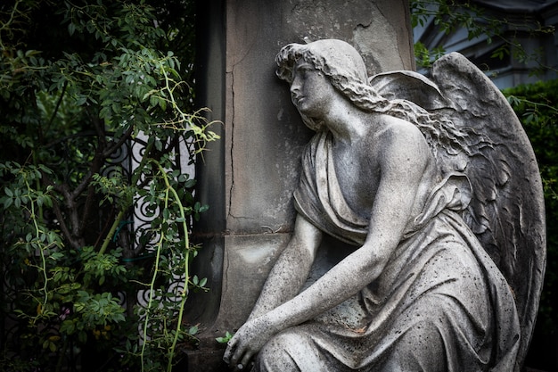 Estátua de mais de 100 anos. Cemitério localizado no norte da Itália.