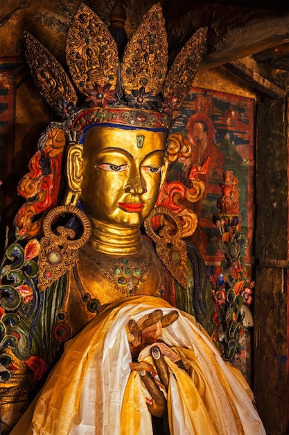 Foto estátua de maitreya buda de perto mosteiro tibetano thiksey gompa ladakh jammu e caxemira índia