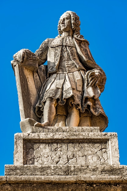 Estátua de mármore branco de Scipione Francesco Maffei (1675-1755), historiador, dramaturgo e erudito italiano em Verona, Itália