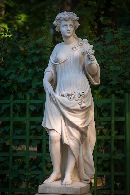 Foto estátua de mármore da deusa romana flora no jardim de verão são petersburgo rússia