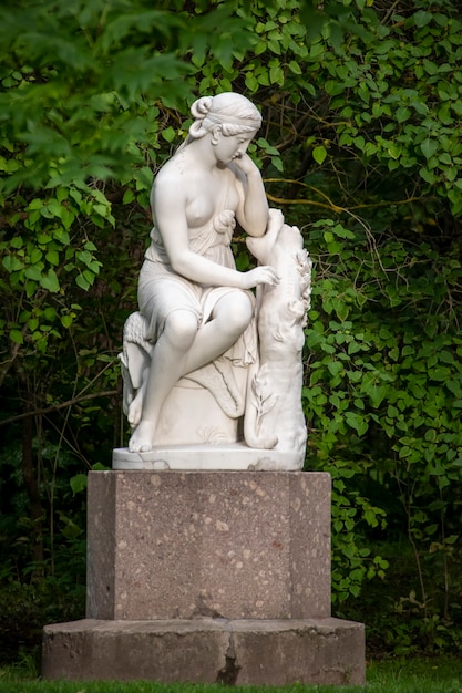 Estátua de mármore de Erminia em Pavlovsk, Rússia