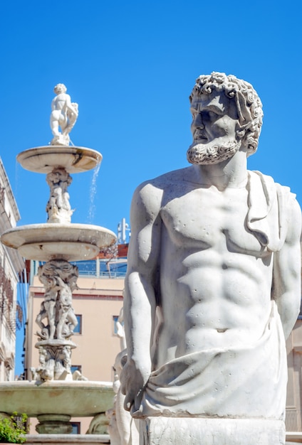 Estátua de mármore na Piazza Pretoria, Palermo, Sicília