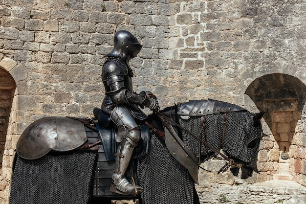 Estátua de metal de um soldado sentado no cavalo