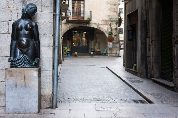 Estátua de mulher na cidade velha, Catalunya. Girona, Espanha