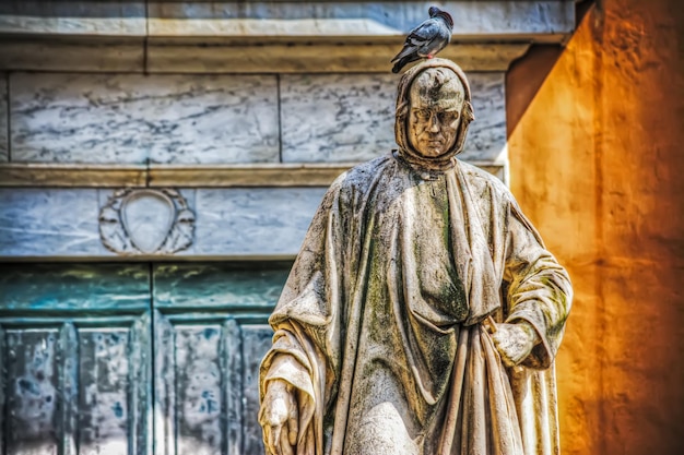 Estátua de nicola pisano em pisa itália