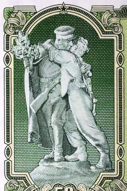 Foto estátua de partidário com um soldado russo com dinheiro da tchecoslováquia