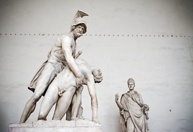 Estátua de Patroclo e Menelao com SabinaMatilde ao fundo em Florença Itália