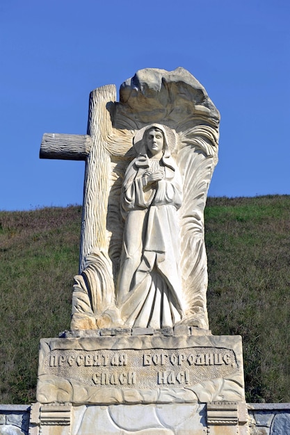 Estátua de pedra branca da Virgem Maria. Santa Mãe de Deus, salvai-nos.