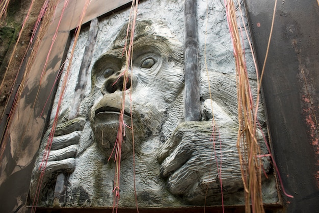 Estátua de pedra de pedra de cara de gorila em cativeiro