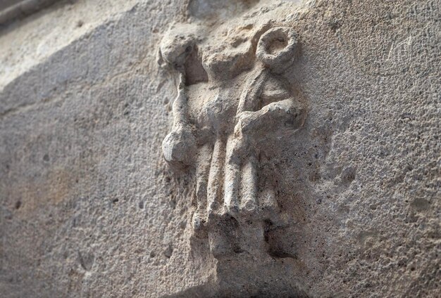 Estátua de pedra em uma parede exterior no centro de barcelona, espanha