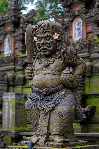 Estátua de pedra perto do templo em Bali .Indonesia