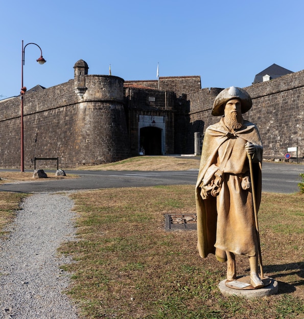 Estátua de peregrinos perto das muralhas medievais fortificadas da cidade francesa Navarrenx