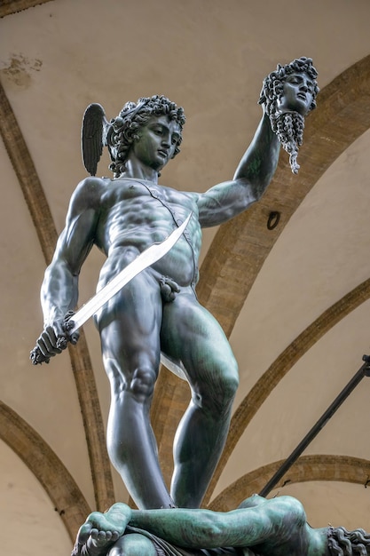 Estátua de Perseu segurando a cabeça da Medusa em Florença